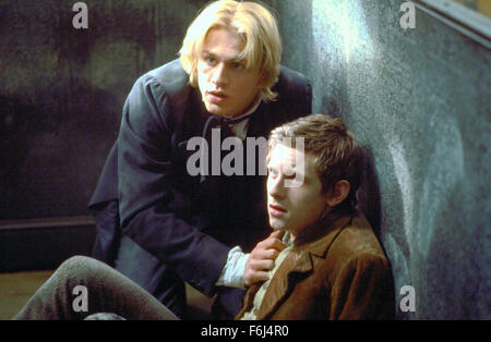 27. Dezember 2002; Hollywood, Kalifornien, USA; CHARLES HUNNAM (links) als Nicholas Nickleby und JAMIE BELL als Smike in dem Drama "Nicholas Nickleby" unter der Regie von Douglas McGrath. Stockfoto