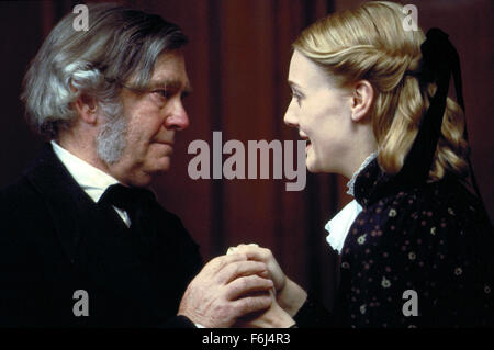 27. Dezember 2002; Hollywood, Kalifornien, USA; TOM COURTENAY als Newman Noggs und ROMOLA GARAI als Kate Nickleby in dem Drama "Nicholas Nickleby" unter der Regie von Douglas McGrath. Stockfoto