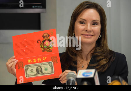 Washington, DC, USA. 17. November 2015. (151117)--WASHINGTON D.C., 17. November 2015 Credit: Xinhua)--US-Schatzmeister Rosie Rios zeigt das $1 Jahr des Affen 2016 Glück Geldes während einer Pressekonferenz in Washington, D.C., Hauptstadt der Vereinigten Staaten. Treasury-Abteilung am Dienstag enthüllt seine zwei neuesten Lucky Money Noten - $1 Jahr Stockfoto