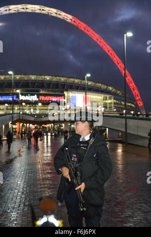 Wembley Stadium, London, UK. 17. November 2015. Fans kommen im Wembley-Stadion für das Freundschaftsspiel zwischen England und Frankreich, Stockfoto