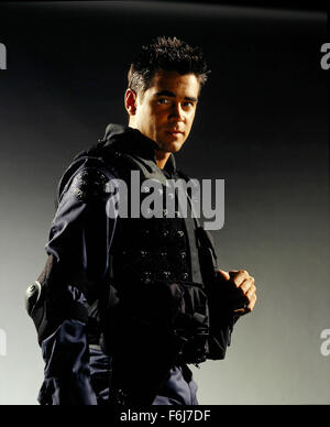 18. November 2002; Hollywood, Kalifornien, USA; COLIN FARRELL als Jim Street Star in Direktor Clark Johnson Action-Thriller "S.w.a.t." Stockfoto