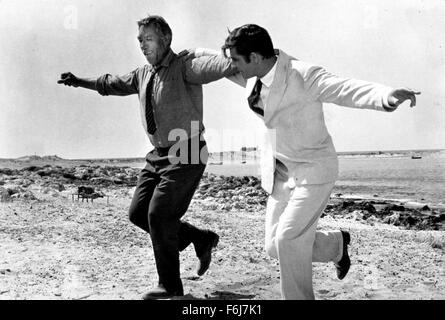 1. Juni 1964; Hollywood, Kalifornien, USA; (FOTO) Britischer Schauspieler ALAN BATES starb nach einem Kampf mit dem Krebs im Alter von 69 Jahren in London. Bates erhielt eine Oscar-Nominierung für seine Rolle in "The Fixierer". Er war auch bekannt für seine Rolle in Filmen wie "Zorbas der Grieche", "Women in Love" und "Gosford Park". Im Bild: 1964, Filmtitel: Zorbas der Grieche, Regie: MICHAEL CACOYANNIS, abgebildet: ALAN BATES, ANTHONY QUINN Stockfoto