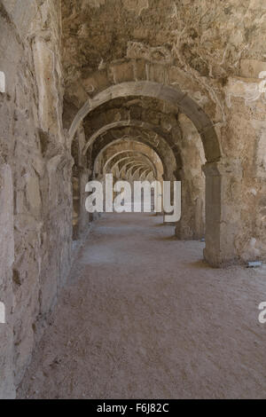 Interne Passagen in der alten römischen Amphitheater von Aspendos. Die Provinz Antalya. Mittelmeerküste der Türkei. Stockfoto