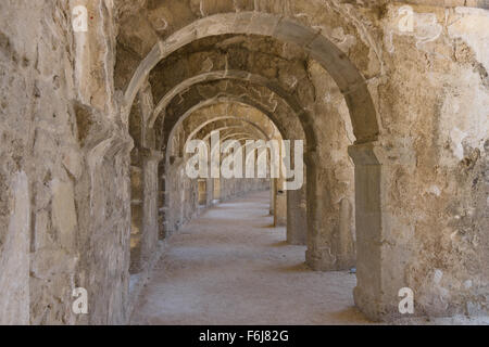 Interne Passagen in der alten römischen Amphitheater von Aspendos. Die Provinz Antalya. Mittelmeerküste der Türkei. Stockfoto