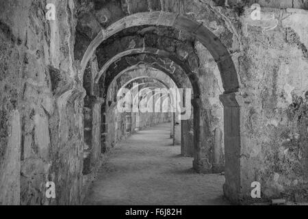 Interne Passagen in der alten römischen Amphitheater von Aspendos. Die Provinz Antalya. Mittelmeerküste der Türkei. Stockfoto