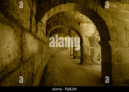 Interne Passagen in der alten römischen Amphitheater von Aspendos. Die Provinz Antalya. Mittelmeerküste der Türkei. Stockfoto