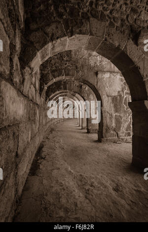 Interne Passagen in der alten römischen Amphitheater von Aspendos. Die Provinz Antalya. Mittelmeerküste der Türkei. Stockfoto