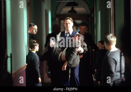 19. Januar 2003; London, England, Vereinigtes Königreich; AIDAN QUINN als William Franklin JOHN TRAVERS als Liam Mercier in dem Drama '' Song für eine Raggy Boy'' unter der Regie von Aisling Walsh tragen. Stockfoto