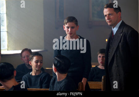 19. Januar 2003; London, England, Vereinigtes Königreich; JOHN TRAVERS (links) als Liam Mercier und AIDAN QUINN als William Franklin in dem Drama '' Song für eine Raggy Boy'' unter der Regie von Aisling Walsh. Stockfoto