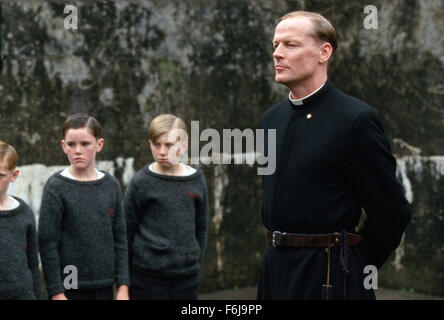 19. Januar 2003; London, England, Vereinigtes Königreich; IAIN GLEN (rechts) als Bruder John in dem Drama '' Song für eine Raggy Boy'' unter der Regie von Aisling Walsh. Stockfoto