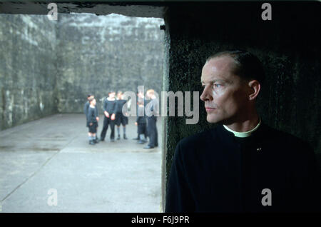 19. Januar 2003; London, England, Vereinigtes Königreich; IAIN GLEN (rechts) als Bruder John in dem Drama '' Song für eine Raggy Boy'' unter der Regie von Aisling Walsh. Stockfoto