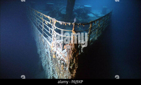 9. April 2003; Toronto, Ontario, Kanada; Kanadische Regisseur James Cameron fühlte mich befreit nach dem Erfolg der Titanic um eine Chance auf ein 3-d-IMAX-Dokumentarfilm über die ''' Geheimnis und Ehrfurcht und Romantik eines Schiffbruchs.'' " Bildunterschrift: EN-ABYSS08. Drei Szenen aus 2003 3-d-IMAV Film Ghosts Of The Abyss. Stockfoto