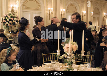 4. Mai 2003; Hollywood, Kalifornien, USA; Regisseur MIKE NEWELL am Set mit der Schauspielerin JULIA ROBERTS und MARCIA GAY HARDEN in der Drama-Komödie "Mona Lisa Smile." Stockfoto