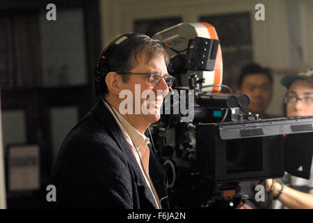 4. Mai 2003; Hollywood, Kalifornien, USA; Regisseur MIKE NEWELL am Set in der Drama-Komödie "Mona Lisa Smile." Stockfoto