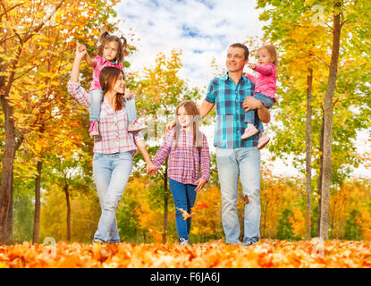 Familienwanderung im Herbst Park Hand in Hand Stockfoto