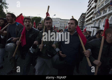 Athen, Griechenland. 17. November 2015. Demonstranten marschieren unter massiver polizeilicher Überwachung um 1973 Athen Polytechnic Aufstand zu gedenken. Einige 20.000 Menschen gingen auf die Straße zum 42. Jahrestag des Athen Polytechnic Aufstandes gegen die Colonels Junta, die von 1967 bis 1974 dauerte. Bildnachweis: Nikolas Georgiou/ZUMA Draht/Alamy Live-Nachrichten Stockfoto