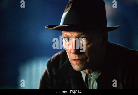 22. Juli 2003; Hollywood, Kalifornien, USA; CHRIS COOPER als Tom Smith in dem Drama "Seabiscuit" unter der Regie von Gary Ross. Stockfoto