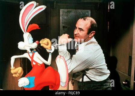 30. Mai 2003; Toronto, Ontario, Kanada; Live-Action, hier ist Bob Hoskins, verbundene Hand Animation in 1988 der Who Framed Roger Rabbit. Bildunterschrift: Bob Hoskins und Roger Rabbit in der Werbung noch aus ''' Wer Framed Roger Rabbit'' "RELEASE-Datum: 4. April 2003. Film-Titel: Falsches Spiel mit Roger Rabbit. STUDIO: Los Angeles Studios. PLOT: Ein Toon hassen Detektiv ist ein Cartoon Kaninchen einzige Hoffnung, um seine Unschuld zu beweisen, wenn er des Mordes angeklagt wird. . Bild: BOB HOSKINS als EDDIE VALIANT. Stockfoto