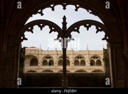 Lissabon, PORTUGAL - 24. Oktober 2014: Verzierten Kreuzgang Bögen im Hieronymus-Kloster in Lissabon Stockfoto