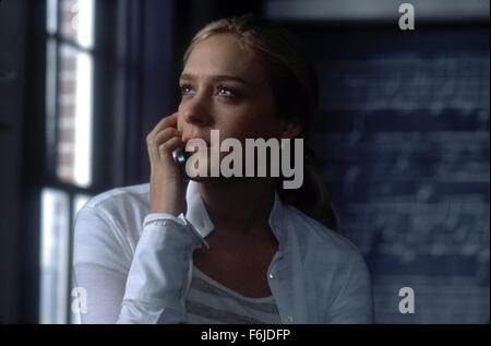 Erscheinungsdatum: 28. Januar 2005 Film Titel: Melinda und Melinda STUDIO: Fox Searchlight Bilder Regie: Woody Allen PLOT: zwei wechselnde Geschichten über Melinda (Mitchell) versucht zu begradigen, ihr Leben.   Im Bild: CHLOE SEVIGNY als Laurel.   (Bild Kredit: C Fox Searchlight Pictures/Entertainment Pictures) Stockfoto