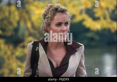 Erscheinungsdatum: 28. Januar 2005 Film Titel: Melinda und Melinda STUDIO: Fox Searchlight Bilder Regie: Woody Allen PLOT: zwei wechselnde Geschichten über Melinda (Mitchell) versucht zu begradigen, ihr Leben.   Im Bild: RADHA MITCHELL als Melinda.   (Bild Kredit: C Fox Searchlight Pictures/Entertainment Pictures) Stockfoto