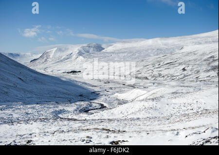 Blick hinunter in und über Gleann Beag und Allt ein Ghlinne Bhig in der Nähe von Glenshee Skizentrum Stockfoto