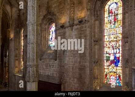 Lissabon, PORTUGAL - 24. Oktober 2014: Seitliche Flur des Hieronymus-Kloster-Kirche mit farbigen Glasfenster Stockfoto