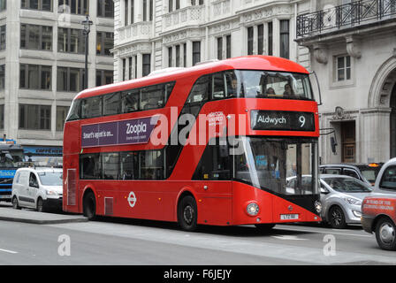 Eine traditionelle Doppeldeckerbus Routemaster Bus navigiert Verkehr in Piccadilly, London, Mittelengland - 2015 Stockfoto