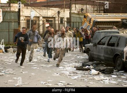 Datum der Freigabe: 19. März 2004. FILMTITEL: Dawn of the Dead. STUDIO: Strike Entertainment. PLOT: Eine Krankenschwester, ein Polizist, eine junge verheiratete Paar, ein Verkäufer und anderen Überlebenden einer weltweiten Seuche, die aggressive, fleischfressenden Zombies produziert Zuflucht in einer Mega Midwestern Shopping Mall. IM BILD:. Stockfoto