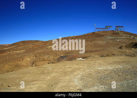 Berge und Handy Türme rund um die 4950 ms.high Yulung La-Pass unterwegs von Shigatse, Sakya-Süd Friendship Highway. Stockfoto