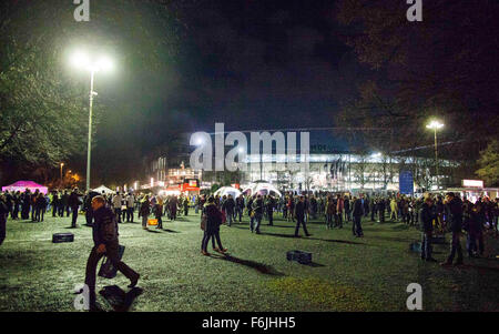 Hannover, Deutschland. 17. November 2015. Fans verlassen den HDI-Arena Stadion Bereich nach Deutschland Vs Niederlande Fußballspiel aus, in Hannover, 17. November 2015 aufgerufen wurde. Das Fußballspiel zwischen Deutschland und den Niederlanden wurde kurzfristig wegen Sicherheitsbedenken abgesagt und das Stadion wurde evakuiert. Foto: PHILIPP VON DITFURTH/DPA/Alamy Live-Nachrichten Stockfoto