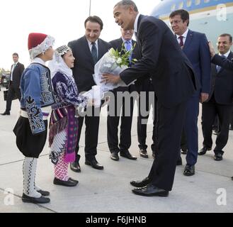 US-Präsident Barack Obama wird von türkischen Kindern tragen traditionelle Kleidung bei der Ankunft des G20-Gipfels 15. November 2015 in Antalya, Türkei begrüßt. Stockfoto