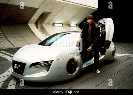 Datum der Freigabe: 16. Juli 2004. FILMTITEL: Ich Roboter. STUDIO: 20th Century Fox. PLOT: Im Jahr 2035, die ein Techno-phobische Cop ein Verbrechen untersucht, die möglicherweise von einem Roboter begangen wurden, was zu einer größeren Bedrohung für die Menschheit führt. Im Bild: WILL SMITH als Detective Del Spooner. Stockfoto