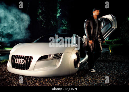 Datum der Freigabe: 16. Juli 2004. FILMTITEL: Ich Roboter. STUDIO: 20th Century Fox. PLOT: Im Jahr 2035, die ein Techno-phobische Cop ein Verbrechen untersucht, die möglicherweise von einem Roboter begangen wurden, was zu einer größeren Bedrohung für die Menschheit führt. Im Bild: WILL SMITH als Detective Del Spooner. Stockfoto