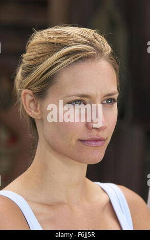 Erscheinungsdatum: 27. August 2004. FILMTITEL: Anacondas: die Jagd nach der Blut-Orchidee. STUDIO: Screen Gems. PLOT: Eine wissenschaftliche Expedition begibt sich auf Borneo, suchen eine Blume namens der Blut-Orchidee, die längere Lebensdauer gewähren könnte. Unterdessen laufen in Konflikt mit der sie Schlangen und einander. Im Bild: KADEE STRICKLAND als Samantha "Sam" Rodgers. Stockfoto