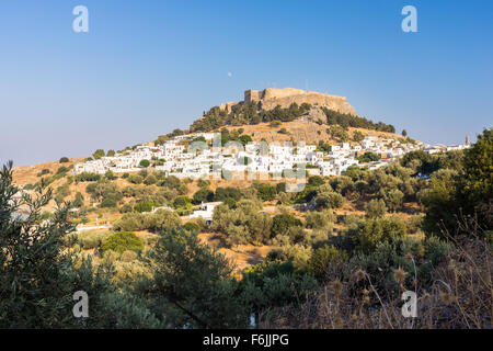 Weiße Häuschen mit der Burg von Lindos über Rhodos Dodekanes Griechenland Europa Stockfoto