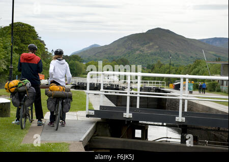 Radfahrer zu Teil Neptunes Treppe bewundern.  Eine Reihe von acht Schleusen auf dem Caledonian Canal auf treppenartigen in der Nähe von Fort William Stockfoto