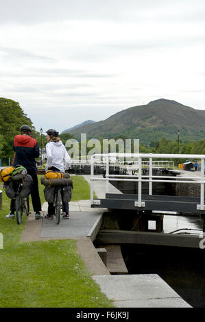 Radfahrer zu Teil Neptunes Treppe bewundern.  Eine Reihe von acht Schleusen auf dem Caledonian Canal auf treppenartigen in der Nähe von Fort William Stockfoto