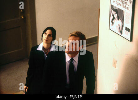 Erscheinungsdatum: 27. August 2004. FILMTITEL: Suspect Zero. STUDIO: Paramount Pictures. PLOT: Ein mysteriöser Serienmörder ist anderen Serienkiller - Jagd und ein FBI-Agent vermutet möglicherweise mehr zu der Bürgerwehr, als sie sich vorstellen. Bild: CARRIE-ANNE MOSS und AARON ECKHART star als Agent Fran Kulok und Agent Tom Mackelway. Stockfoto