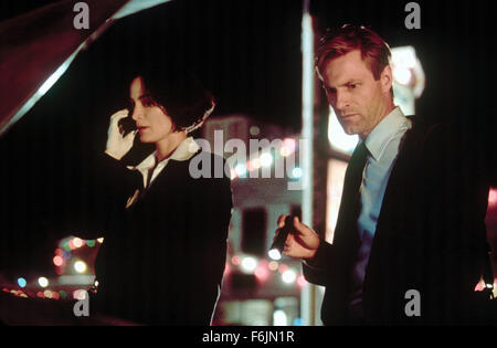 Erscheinungsdatum: 27. August 2004. FILMTITEL: Suspect Zero. STUDIO: Paramount Pictures. PLOT: Ein mysteriöser Serienmörder ist anderen Serienkiller - Jagd und ein FBI-Agent vermutet möglicherweise mehr zu der Bürgerwehr, als sie sich vorstellen. Bild: CARRIE-ANNE MOSS und AARON ECKHART star als Agent Fran Kulok und Agent Tom Mackelway. Stockfoto