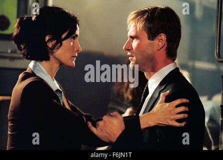Erscheinungsdatum: 27. August 2004. FILMTITEL: Suspect Zero. STUDIO: Paramount Pictures. PLOT: Ein mysteriöser Serienmörder ist anderen Serienkiller - Jagd und ein FBI-Agent vermutet möglicherweise mehr zu der Bürgerwehr, als sie sich vorstellen. Bild: CARRIE-ANNE MOSS und AARON ECKHART star als Agent Fran Kulok und Agent Tom Mackelway. Stockfoto