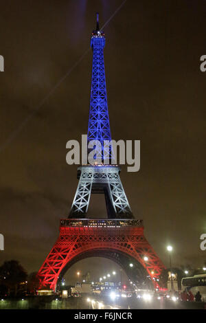 Paris, Frankreich. 17. November 2015. Der Eiffelturm in Paris ist für die zweite Nacht in den Farben der französischen Trikolore (blau, weiß, rot), zu erinnern, die Tote bei den Anschlägen von Paris am 13. November 2015 beleuchtet. Bildnachweis: Michael Debets/Alamy Live-Nachrichten Stockfoto