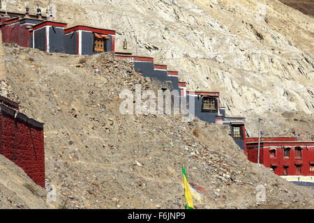 Grau-rot-weiß lackiert Tempel von 1073 AD-Khon Konchog Gyalpo gegründeten North Sitz der Sakya-grau Boden Kloster-Tibet. Stockfoto