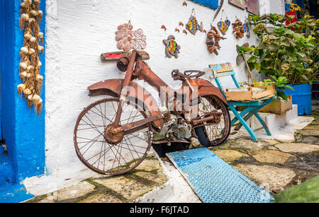 Alte rostige Fahrrad verwendet als Dekoration im griechischen Zia Village, Griechenland Stockfoto