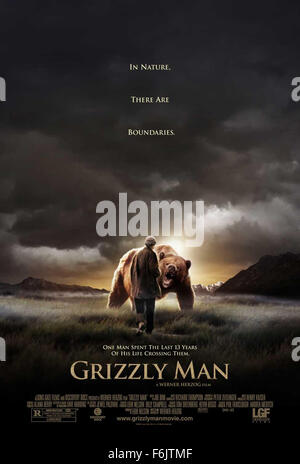 Datum der Freigabe: 24. Januar 2005. FILMTITEL: Grizzly man STUDIO: Lions Gate Films. PLOT: Eine verheerende und herzzerreißenden nehmen auf Grizzly Bear Aktivisten Timothy Treadwell und Amie Huguenard, die im Oktober 2003 während des Lebens unter den Grizzlys in Alaska getötet wurden. IM BILD:. Stockfoto