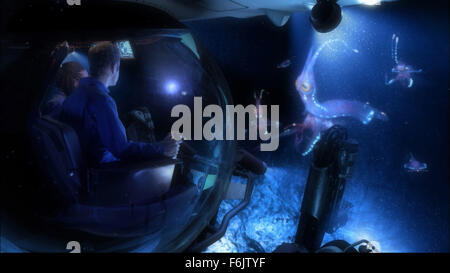 7. Dezember 2004; Los Angeles, Kalifornien, USA; Konzeptionelle Aufnahmen: eine imaginäre futuristische Mission in eine noch unentdeckte Welt begegnet außerirdischen Lebensformen in "Aliens of the Deep." Im Crew-Bereich; Dijanna Figueroa (Marine Tier PhysiologistA'University of California in Santa Barbara, links), Kevin Peter Hand (planetarische Wissenschaftler, Sanford University/SETI Institute, rechts). Unter der Regie von James Cameron und Freigabe für 28. Januar 2005 festgelegt. Stockfoto