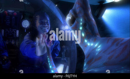 7. Dezember 2004; Los Angeles, Kalifornien, USA; Konzeptionelle Aufnahmen: auf eine imaginäre futuristische Mission, um eine noch unentdeckte Welt, Dijanna Figueroa macht Kontakt mit einer fremden Intelligenz. Unter der Regie von James Cameron und Freigabe für 28. Januar 2005 festgelegt. Stockfoto