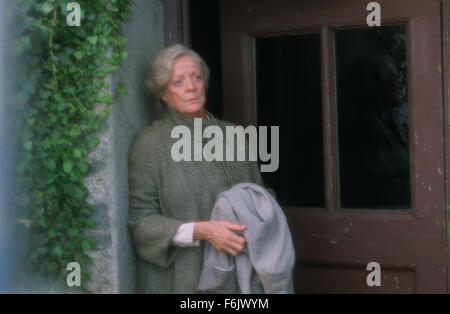 Datum der Freigabe: 10. Februar 2005. FILMTITEL: Ladies in Lavender. STUDIO: Künftige Filme. PLOT: In England vor dem zweiten Weltkrieg statt, Alterung Schwestern Ursula und Janet Leben friedlich in ihrer Hütte an der Küste von Cornwall. Eines morgens, nach einem heftigen Sturm, vor Ort die Schwestern aus dem eigenen Garten einen fast ertrunken Mann am Strand liegen. Sie pflegen ihn gesund und entdecken, dass er Polnisch ist. In gebrochenem Deutsch zu kommunizieren, während sie ihn Englisch lehren, lernen sie sein Name ist Andrea und, dass er ein besonders begabter Geiger ist. Sein Schiff war auf dem Weg nach Amerika, wohin er geht zu suchen Stockfoto