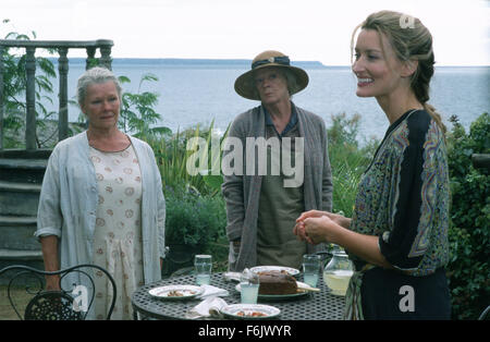 Datum der Freigabe: 10. Februar 2005. FILMTITEL: Ladies in Lavender. STUDIO: Künftige Filme. PLOT: In England vor dem zweiten Weltkrieg statt, Alterung Schwestern Ursula und Janet Leben friedlich in ihrer Hütte an der Küste von Cornwall. Eines morgens, nach einem heftigen Sturm, vor Ort die Schwestern aus dem eigenen Garten einen fast ertrunken Mann am Strand liegen. Sie pflegen ihn gesund und entdecken, dass er Polnisch ist. In gebrochenem Deutsch zu kommunizieren, während sie ihn Englisch lehren, lernen sie sein Name ist Andrea und, dass er ein besonders begabter Geiger ist. Sein Schiff war auf dem Weg nach Amerika, wohin er geht zu suchen Stockfoto