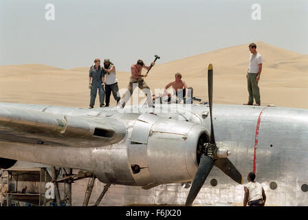 Erscheinungsdatum: 17. Dezember 2004. FILMTITEL: Flight of the Phoenix. STUDIO: 20th Century Fox. PLOT: Eine Gruppe von Überlebenden Luft Stranden in der mongolischen Wüste mit keine Chance auf Rettung. Mit Blick auf eine brutale Umgebung, Ressourcenverknappung, und ein Angriff von Wüste Schmugglern, sie erkennen ihre einzige Hoffnung ist das Unmögliche tun... eine neue Ebene aus den Trümmern der alten Gebäude. IM BILD:. Stockfoto